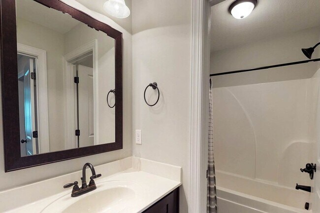 Building Photo - 708 Tree Top Trl