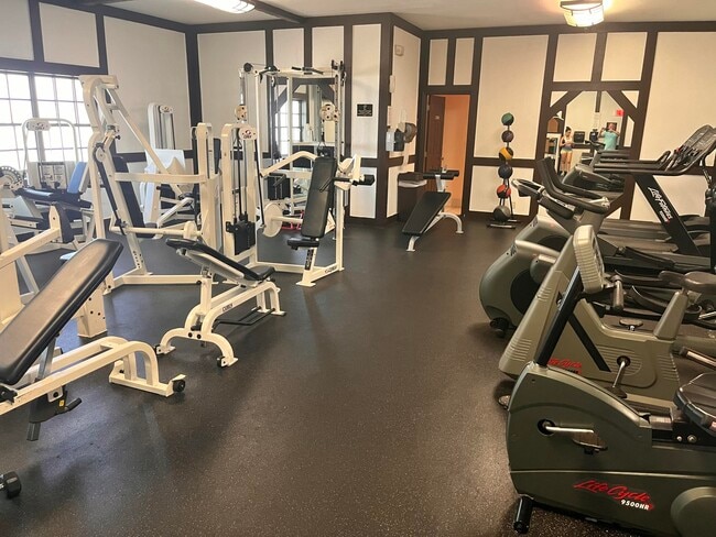 Building Photo - 3720 Inverrary Dr