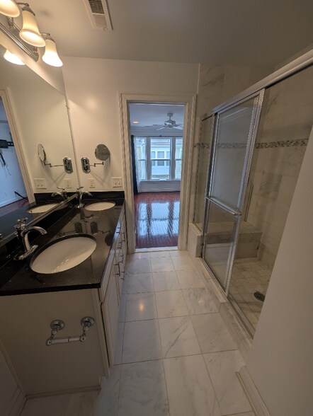 Building Photo - 9442 Canonbury Square