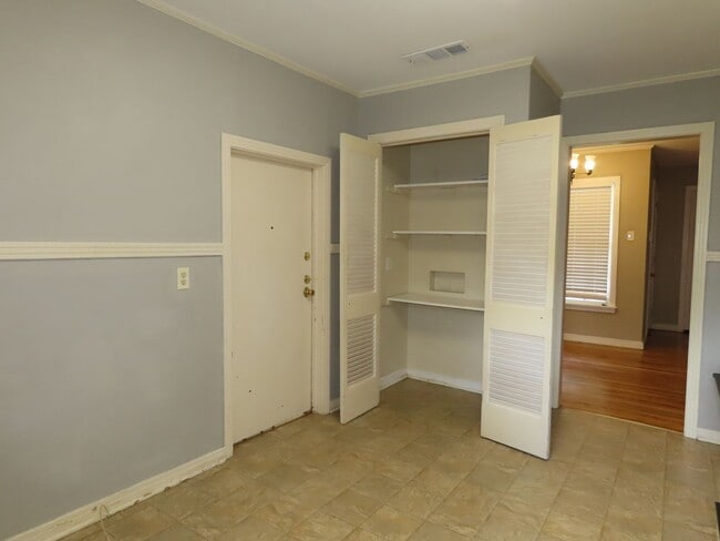 Building Photo - Lovely Updated 3 Bedroom, 2 Bath House in ...