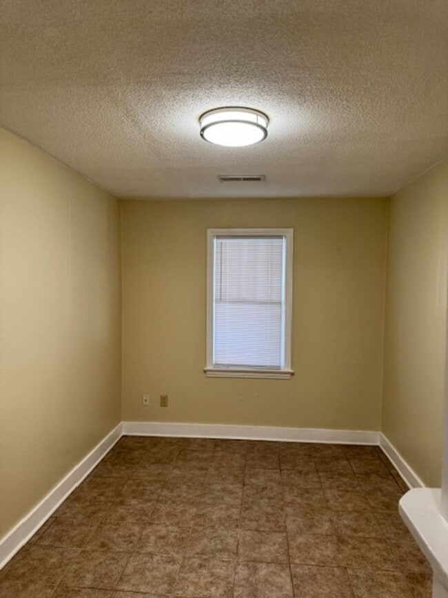 Building Photo - Charming 2-bedroom home available now in E...