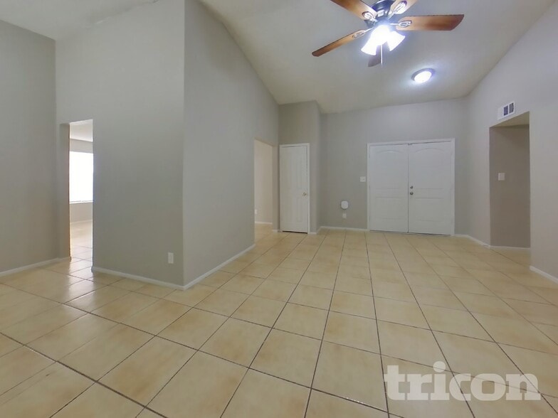 Building Photo - 4055 W Desert Cove Ave