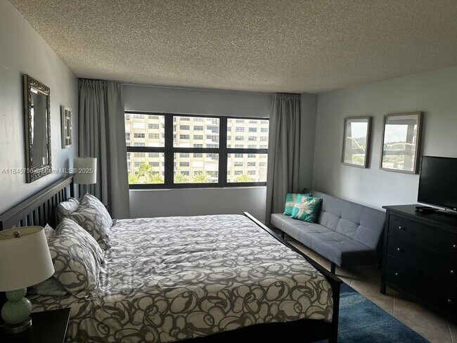 Building Photo - 4900 N Ocean Blvd
