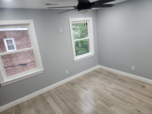 Building Photo - 3 bedroom townhouse with NEW appliances & ...