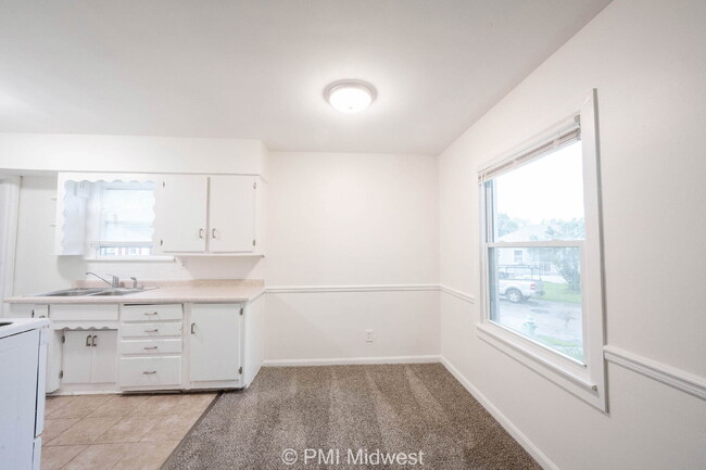 Building Photo - "Cozy 2-Bedroom Gem in Indianapolis – Your...
