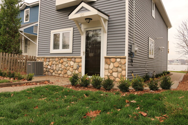 Building Photo - 121 N Shore Dr