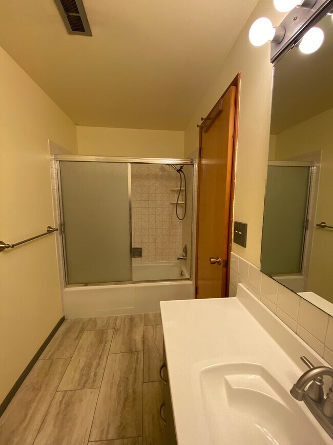 Building Photo - Large 2640 sq. ft. Single Family Home for Rent! - 4 Bedroom, 2 Bathroom Located in Cheney!