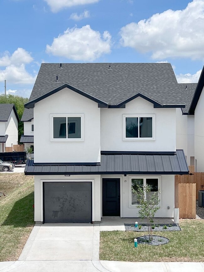 Building Photo - Luxury Townhome In Gated Community (Close ...