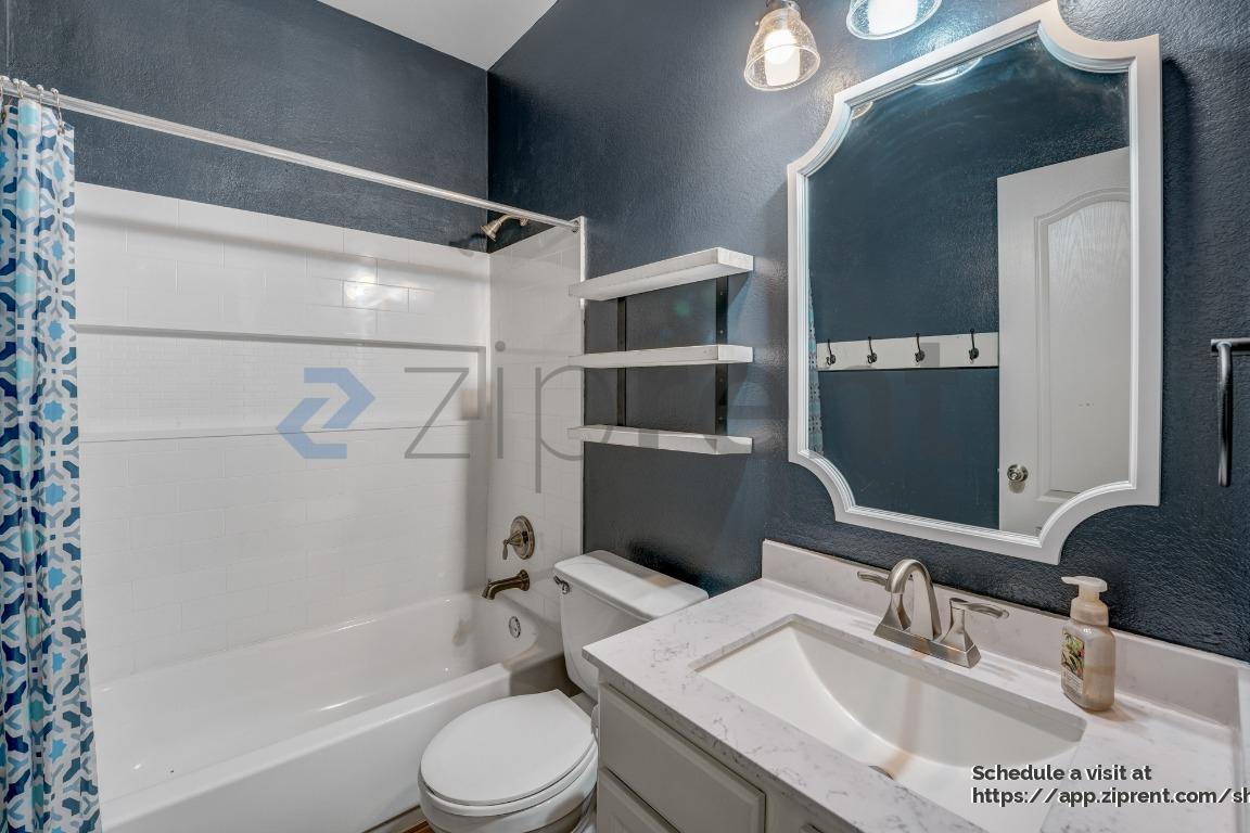 Building Photo - 706 Green Vista Ct