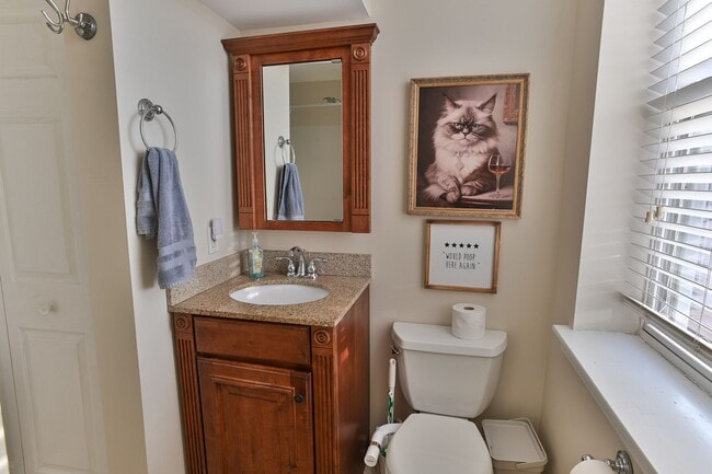 Building Photo - Beautiful 3 Bedroom on Vine St