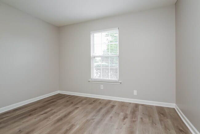Building Photo - 105 Berele Shepsele Ln