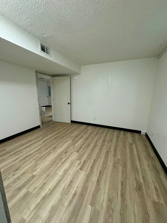 Building Photo - 831 Silver St