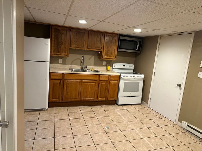 Building Photo - 120 Frank St