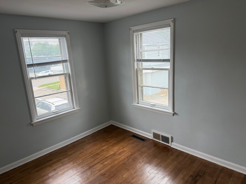 Building Photo - 947 Vassar Dr