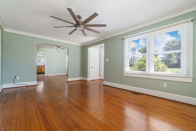 Building Photo - Convenient Hwy. 55 Location – Charming 2BR with Large Yard