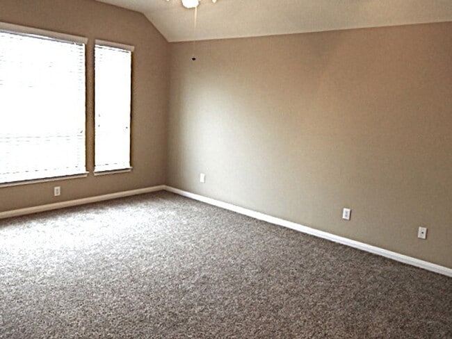 Building Photo - 3523 Pine Valley Dr