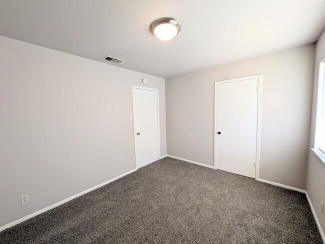 Building Photo - 501/503 Southtrail Dr