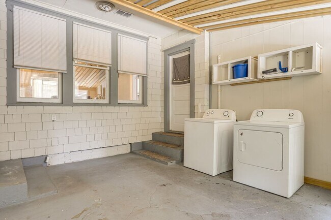 Building Photo - 6932 Oakwood St
