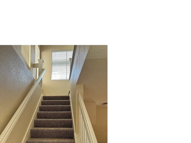 Building Photo - Beautiful End-Unit Townhome in Desirable S...
