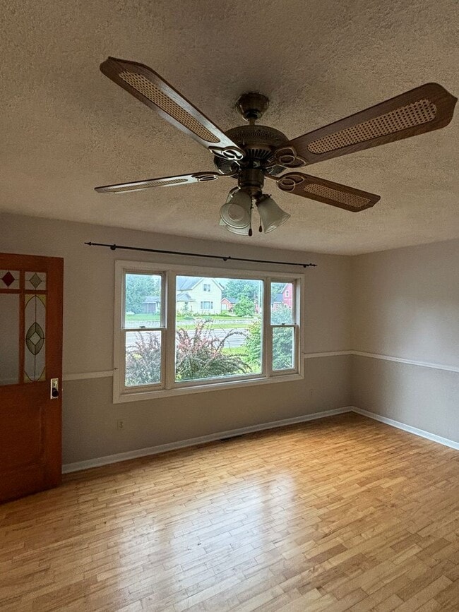 Building Photo - Spacious Home in Gaylord