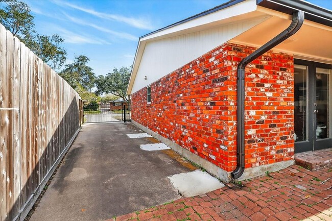 Building Photo - 722 Brock Dr