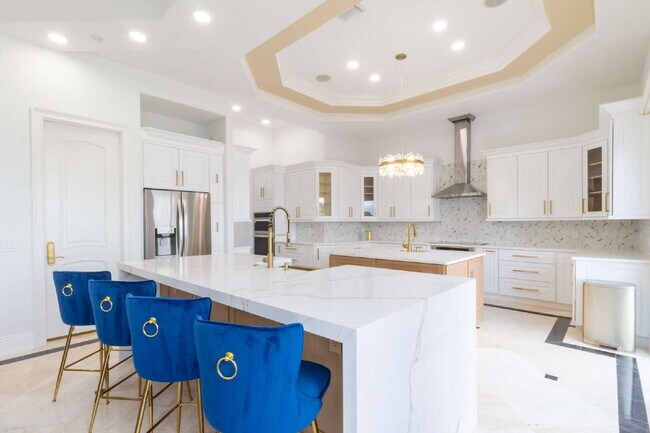 Building Photo - 4/3 Stunning Waterfront home in the heart of Clearwater Beach!