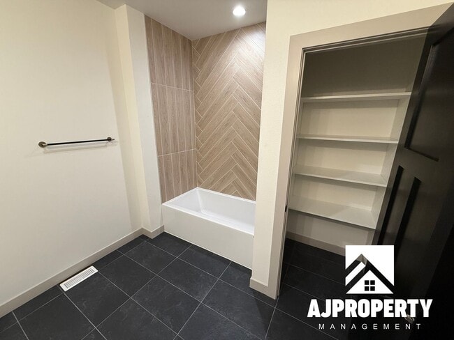 Building Photo - 8609 W Shoreline Pl