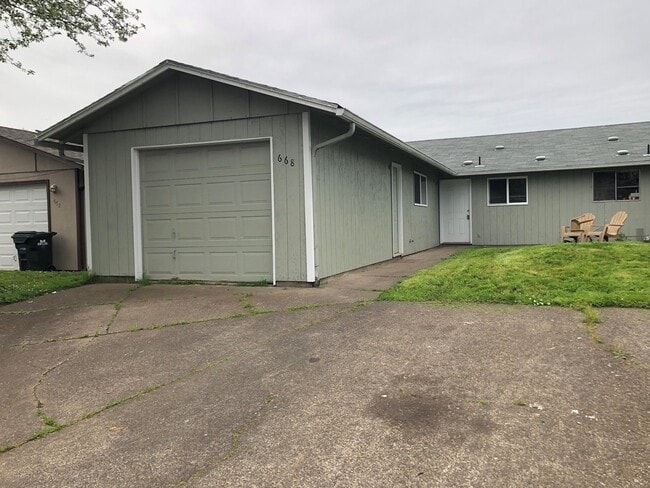 Building Photo - Updated 3 bedroom 1.5 bath duplex!