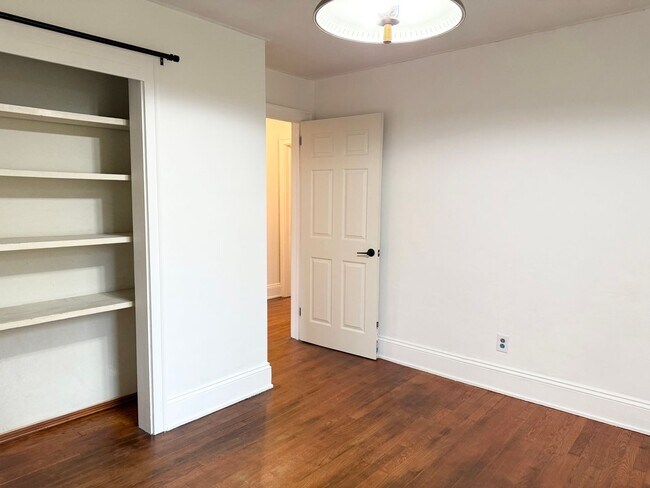 Building Photo - Beautiful Brick Home in Prime Hickory Location – Spacious Layout & Hardwood Floors!