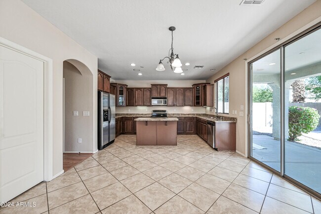 Building Photo - 1543 E Nightingale Ln