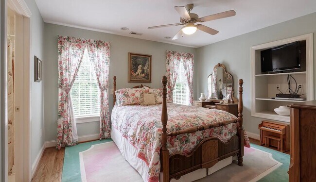 Building Photo - Luxury Waterfront Rental in Gated Montebello Community