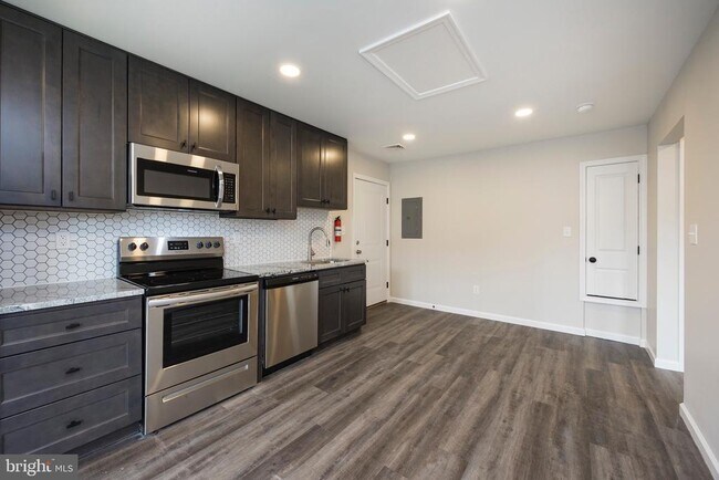 Building Photo - 14 S 4th Ave