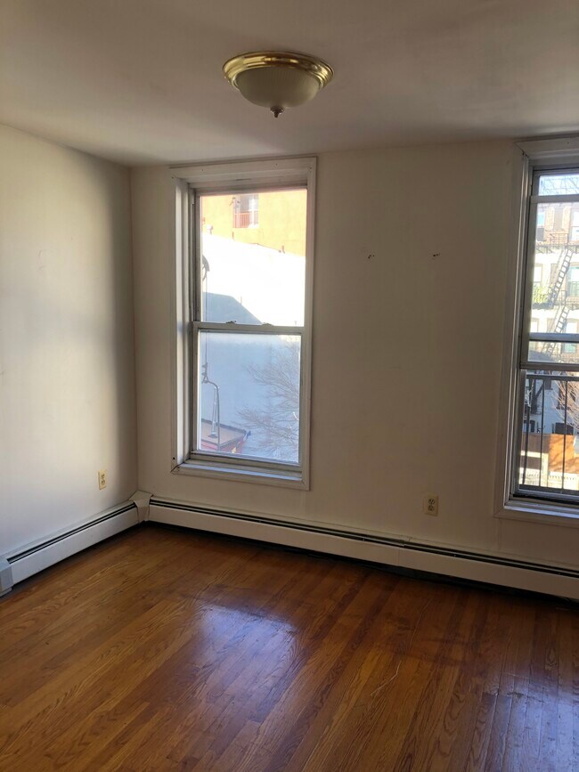 Building Photo - 218 6th St