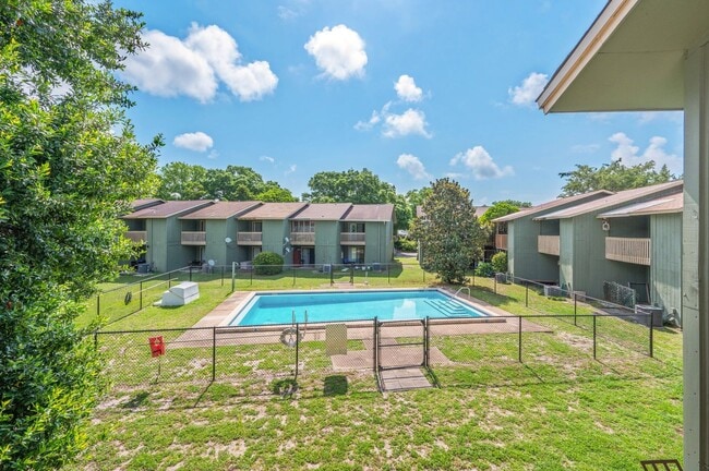 Building Photo - Stunning 2 Bedroom Townhouse in Fort Walto...