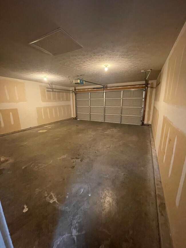 Building Photo - SUBLEASE - Three Bedroom Single Family Home with Fenced Backyard