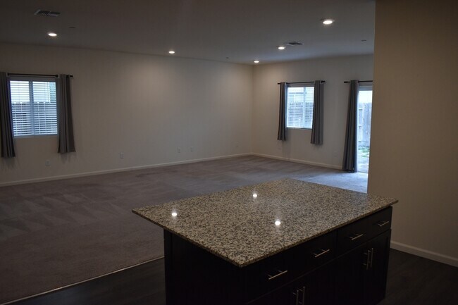 Building Photo - 662 Pegasus Dr