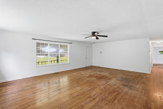 Building Photo - In the Heart of Hixson! 3 beds, 2 baths, Recent Updates! Housing Voucher Accepted.
