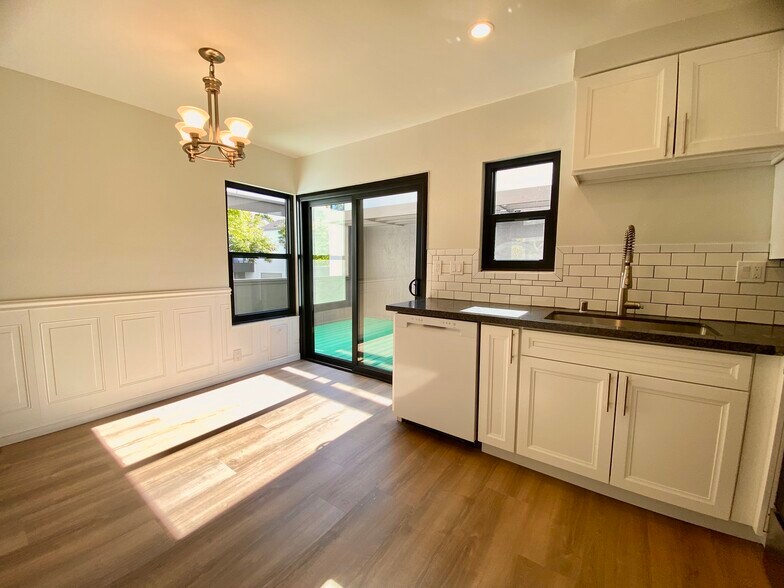 Building Photo - 8722 Villa La Jolla Dr