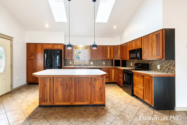 Building Photo - Spacious 4-Bedroom Home with Modern Style & Flexible Spaces