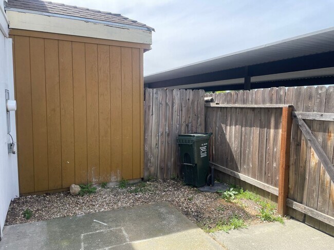 Building Photo - 3 Bedroom, 1.5 Bath Home in Parkway Neighborhood