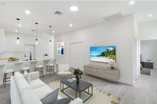 Building Photo - 710 Peacock Ave