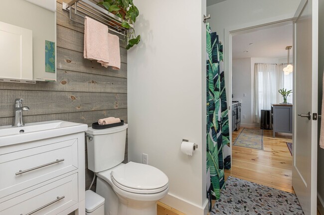 Building Photo - Recently Renovated 1BR Near Maine Med