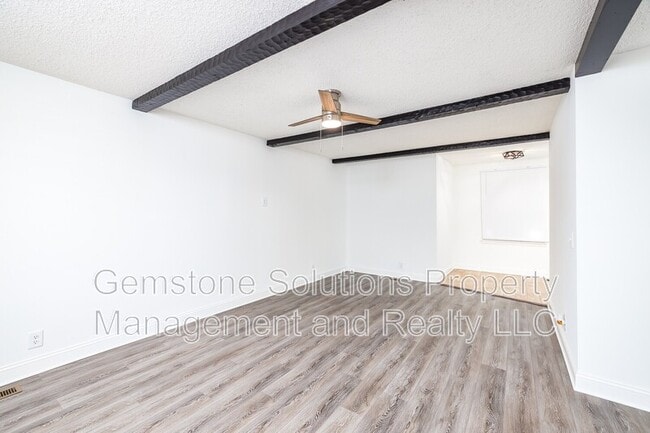 Building Photo - 344 Kingview Dr