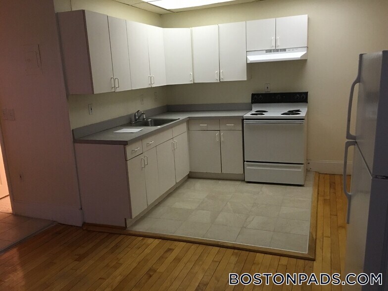 Building Photo - 437 Cambridge St