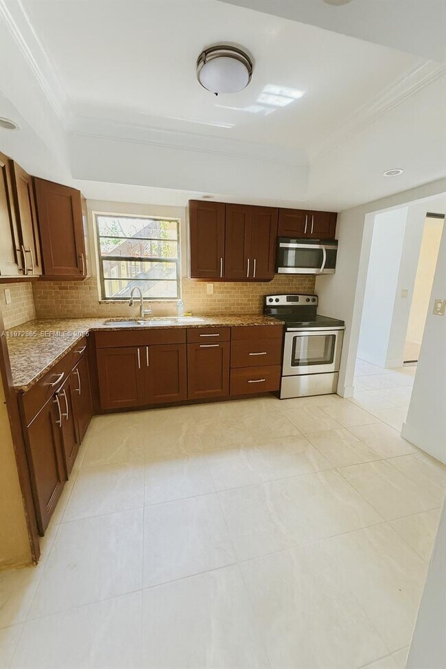 Building Photo - 800 NE 199th St