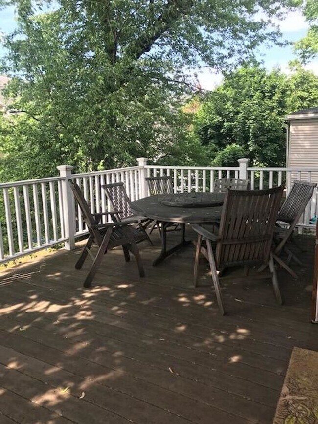 Building Photo - BU 6-bed 3-bath Massive triplex