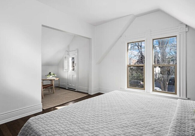 Building Photo - Victorian Gem next to Cheesman Park!