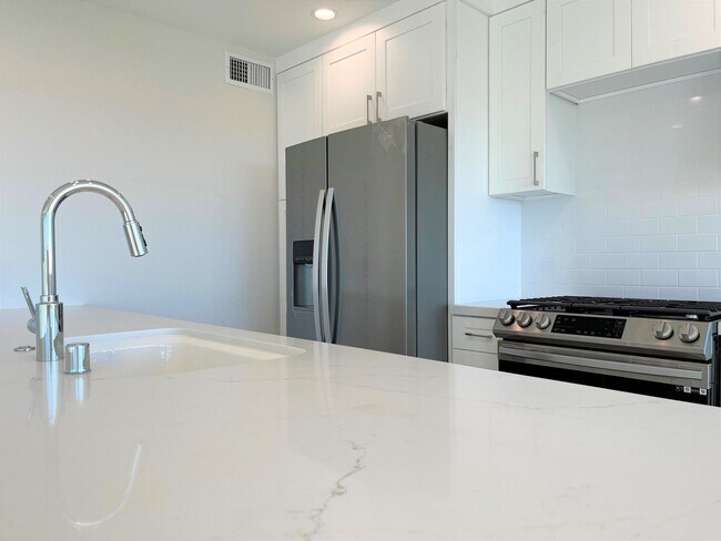 Building Photo - Ocean View Single Level Laguna Beach Condo!