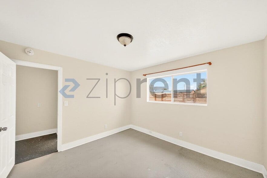 Building Photo - Unit