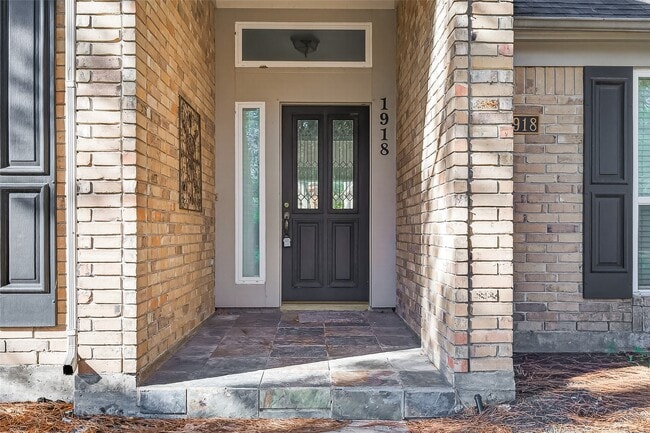 Building Photo - 1918 Shadow Forest Dr